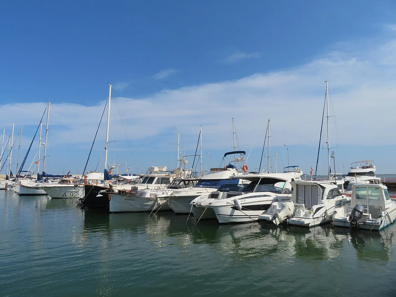 El puerto de mar de l'Ampolla, esta ubicado en el golfo de Sant Jordi, es puerto pesquero deportivo. La dársena deportiva está gestionada por el Club Nàutic l’Ampolla y tiene 432 amarres.