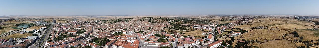 Panoramablick auf Trujillo von Osten, mit alten Straßen und Gebäuden.