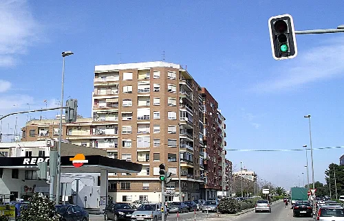 Gebäude und Autos auf einer Straße in Silla, Valencia.
