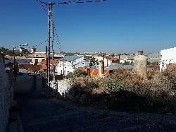 Vista de casas blancas y cielo azul desde El Barrio de las Cuevas en Zarza de Tajo.