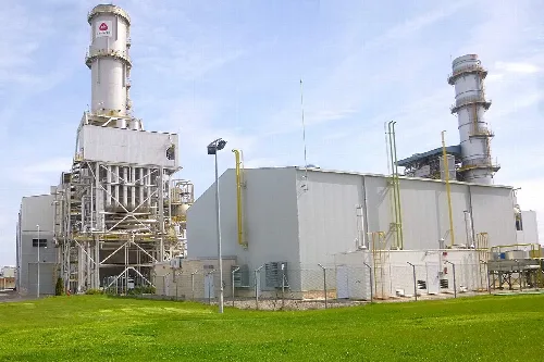 Planta de energía con grandes chimeneas y estructura metálica en Castejón, Navarra.