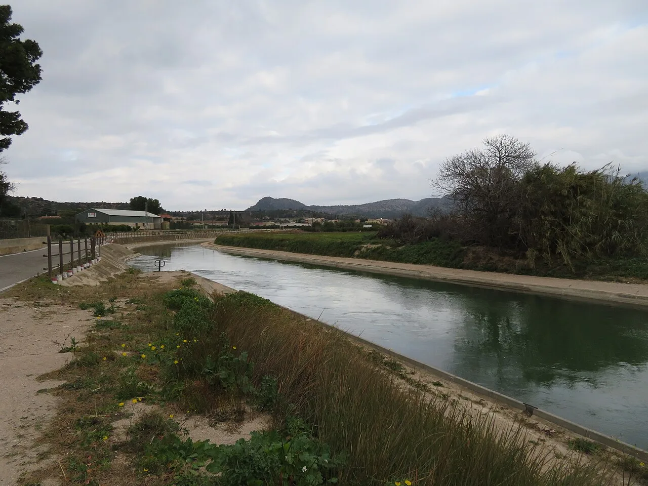 Canal de la Derecha del Ebro, es un canal  de riego, transcurre paralelo al río Ebro