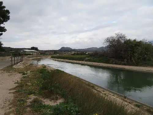 Canal de la Derecha del Ebro, es un canal  de riego, transcurre paralelo al río Ebro