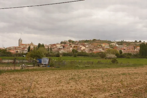 Panoramic view of Fuentespina with houses and cloudy sky.