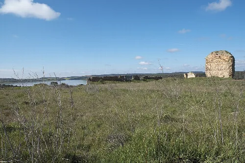 Blick auf eine Landschaft mit Mauerresten und einem Fluss im Hintergrund bei Castrotorafe, Zamora.