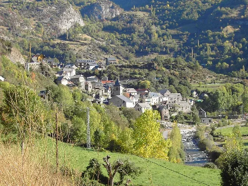 Panoramablick auf das Dorf mit Häusern und Natur.
