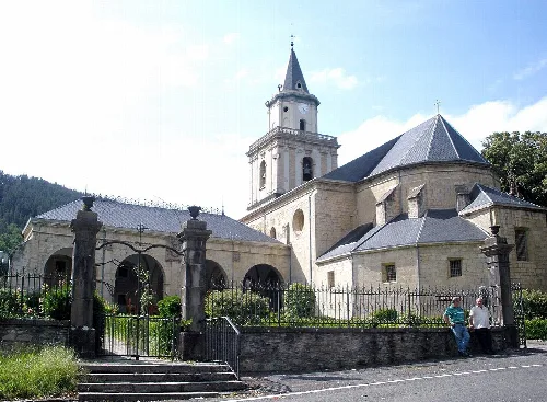 Heiligtum mit Turm und Steinfassade in Arceniega.