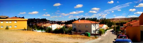 Häuser und Himmel mit Wolken in Huete, Cuenca.