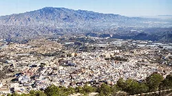 Vista panorámica de Alhama de Almería con montañas y casas blancas.