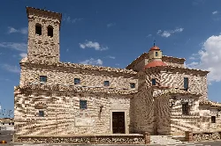 Santa Leocadia-Kirche mit Turm und Steinfassade in Villaseca de la Sagra.