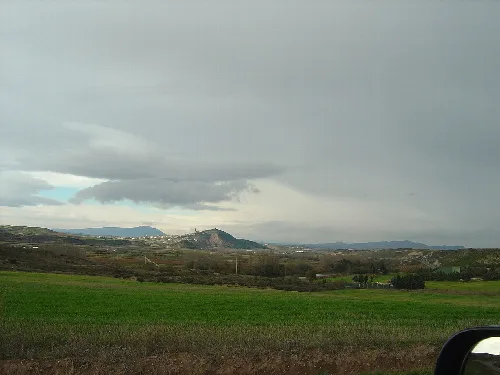 Campos verdes y colinas en un paisaje rural en Navarra