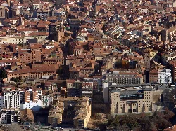 Vista aérea de edificios antiguos y modernos en Teruel, con la catedral y torres destacadas.