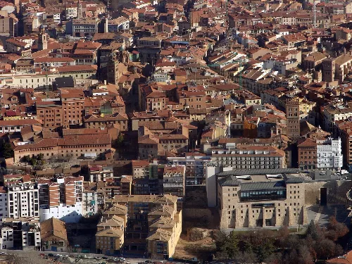 Luftaufnahme von alten und modernen Gebäuden in Teruel, mit der Kathedrale und Türmen im Blick.