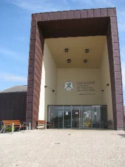 Universitätsfassade mit moderner Struktur und Glaseingang.