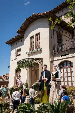 Esculturas de figuras humanas en la fachada de un inmueble en Ripollet.