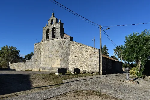 Steinige Kirche mit Glockenturm in Gamones, Zamora.