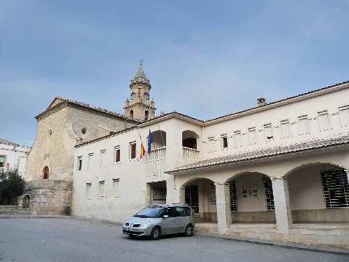 Peñalba - Iglesia de la Santa Cruz  (s. XVII) (izq.) y Ayuntamiento (dcha.)