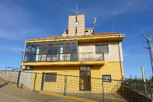 Casa consistorial de Villaobispo de Otero (León, España).