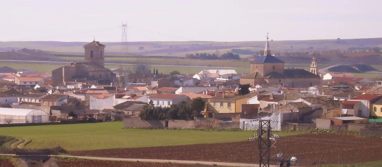 Blick auf eine Stadt mit Kirchen und Feldern in Cuenca