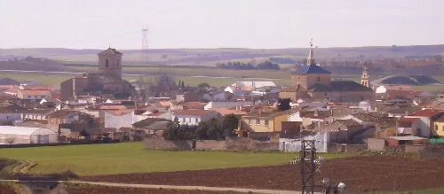 Blick auf eine Stadt mit Kirchen und Feldern in Cuenca
