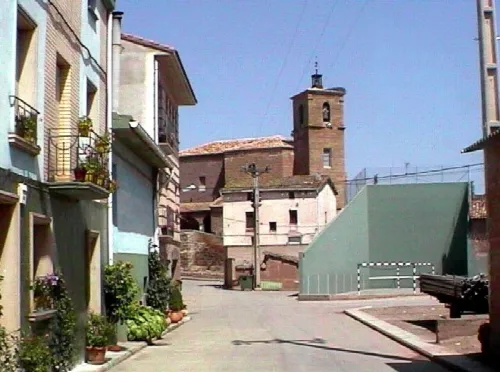 Iglesia con torre y casas a su alrededor en Azofra.
