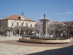 Fuente en la Plaza Mayor de Villarcayo con edificio en el fondo.