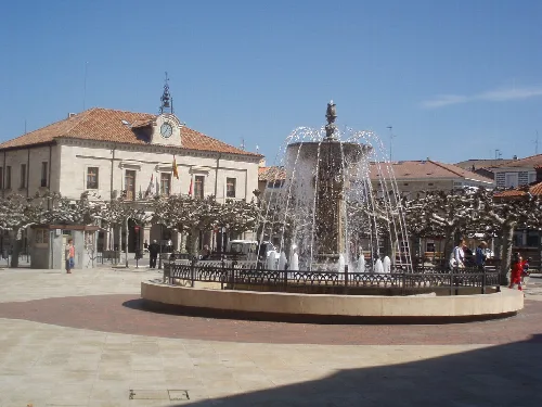 Fountain in the main square of Villarcayo with a building in the background.