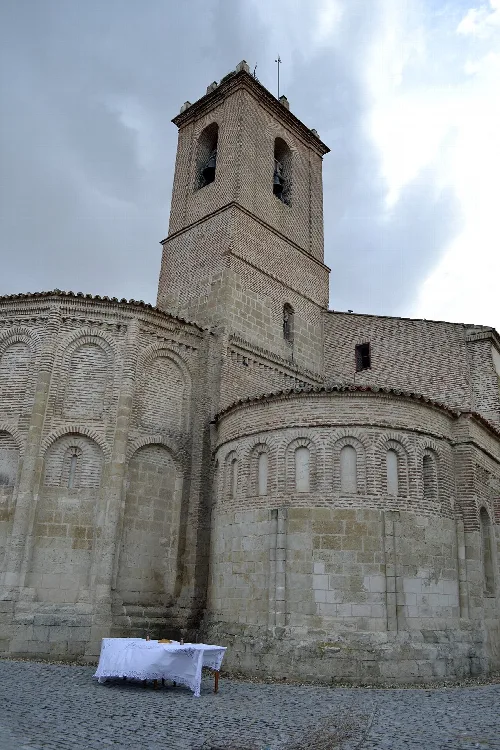 Iglesia de Fresno el Viejo con torre y muros de piedra.
