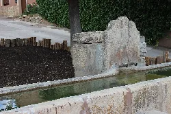 Pilón de piedra con agua en Tierzo, Guadalajara.