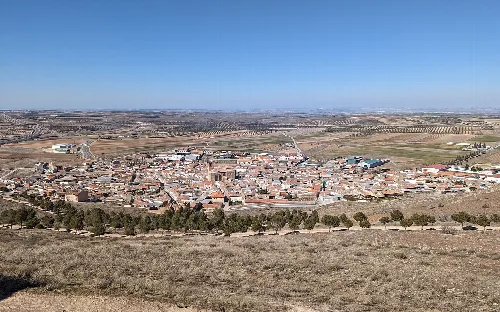 Vista panorámica de Almonacid de Toledo desde el castillo con casas y campos.