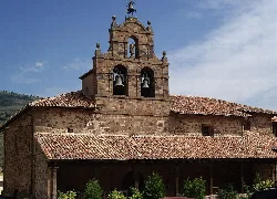 Steinerner Glockenturm der Kirche San Andrés in Valgañón.