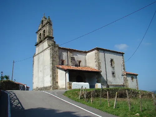 San Bartolomé de Meruelo, localidad de Meruelo en Cantabria (España).  Iglesia de San Bartolomé.