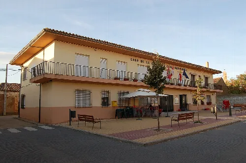 Rathaus mit Balkon und Flaggen in Manganeses de la Lampreana.