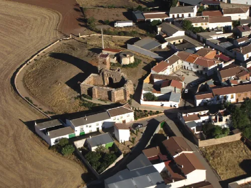 Vista aérea del Castillo-Iglesia de Santa Catalina, Fuenllana (Ciudad Real, España). Foto: Proyecto Arqueológico 'Santa Catalina'.