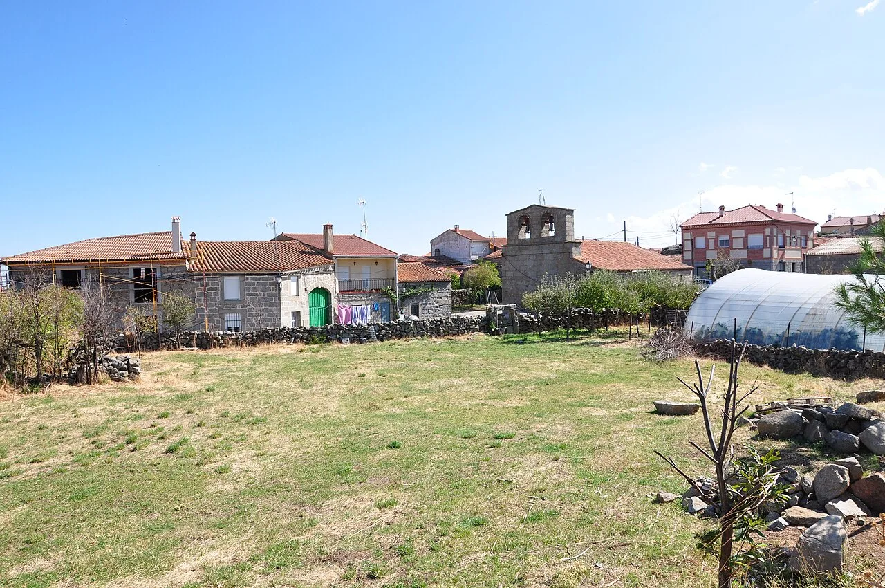 Campo y casas tradicionales en Chamartín, Ávila.