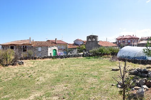Offenes Feld und traditionelle Häuser in Chamartín, Ávila.