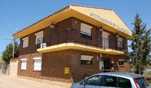 Rathausgebäude mit Schild, das Ayuntamiento de Villaferrueña sagt.