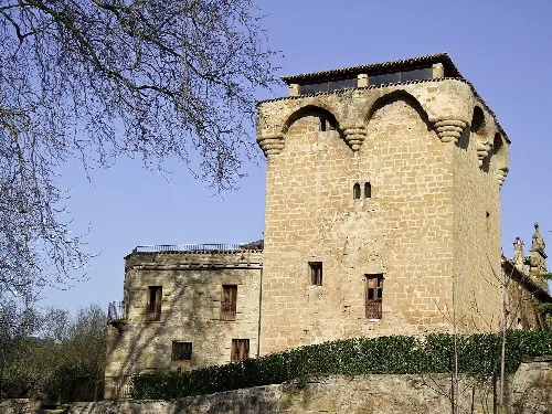 Torre fuerte de piedra con almenas y ventanas pequeñas en Torremontalbo.