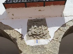 Heraldisches Wappen an der Fassade des Rathaus von Pina de Montalgrao.