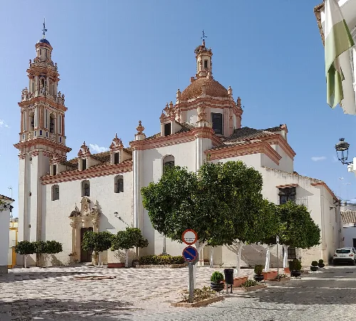 Iglesia de San Pedro con torres y cúpula en Peñaflor.