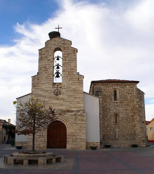 Iglesia de Quintanilla de Onésimo con campanario y torre en la plaza.