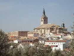 View of Yepes with church and buildings in the foreground.