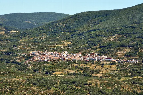 Panoramablick auf Casas del Castañar von El Torno mit grünen Bergen im Hintergrund.