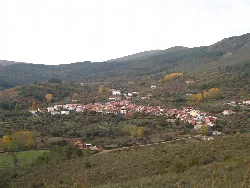 Dorf Garcibuey in einer bergigen Landschaft mit Häusern und Vegetation.