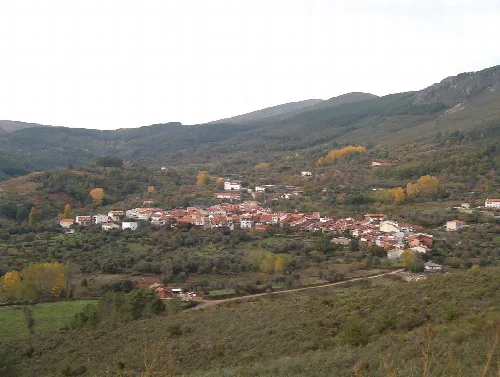 Dorf Garcibuey in einer bergigen Landschaft mit Häusern und Vegetation.
