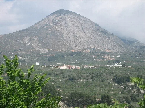 Vista de Benasau (Alicante, España) desde el Jardín de Santos de Penáguila.