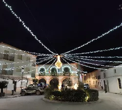 Plaza de la Constitución con luces navideñas y fuente en Alfarnate.