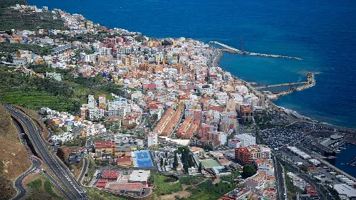 Luftaufnahme von Santa Cruz de La Palma mit Hafen und Stadtgebäuden.