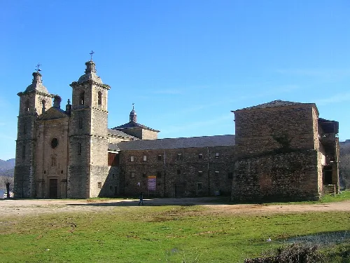 Kloster San Andrés de Vega de Espinareda mit Türmen und Fassade an einem sonnigen Tag.