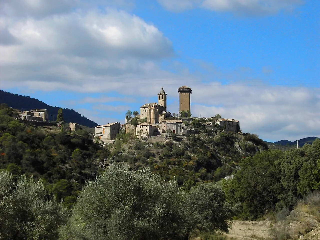 Blick auf Abizanda auf dem Hügel mit Türmen und historischen Gebäuden.